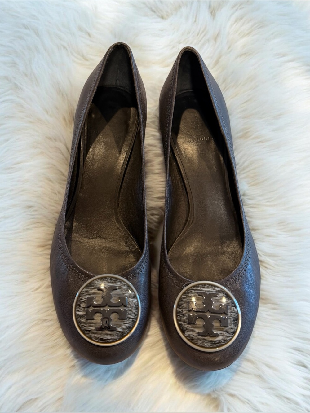 Tory Burch Leather Logo Medallion Block Heel Pumps - Taupe/Grey - Size 9M